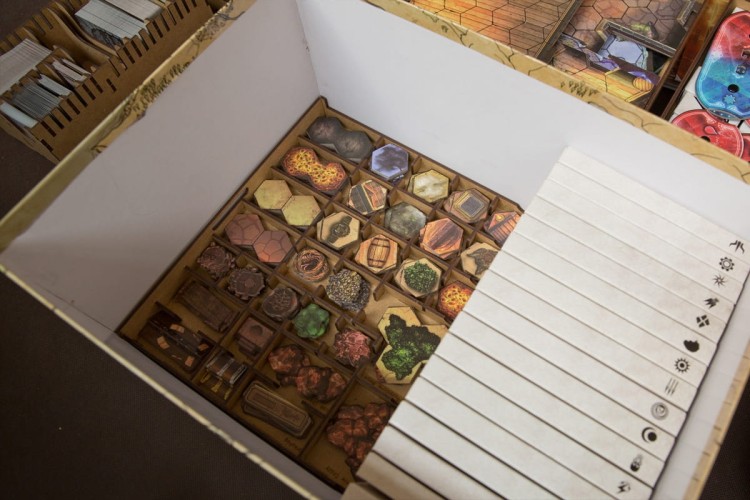 Insert pasujący do gry Gloomhaven z HDF-u + napisy PL