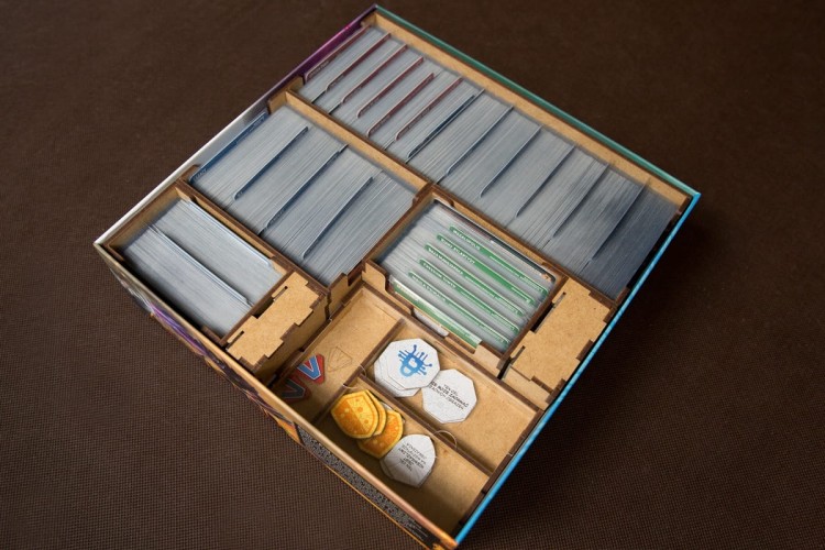 Insert pasujący do gry Sentinels of the Multiverse: Definitive Edition z HDF-u