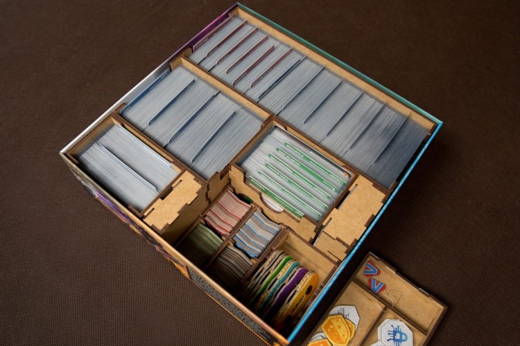 Insert pasujący do gry Sentinels of the Multiverse: Definitive Edition z HDF-u